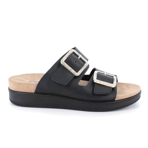 כפכפי עור עם אבזמים דקורטיביים. דגם קל עם מדרס אורטופדי רך, סוליה גמישה ובלימת זעזועים לנוחות מקסימלית לאורך כל היום. תוצרת איטליה.