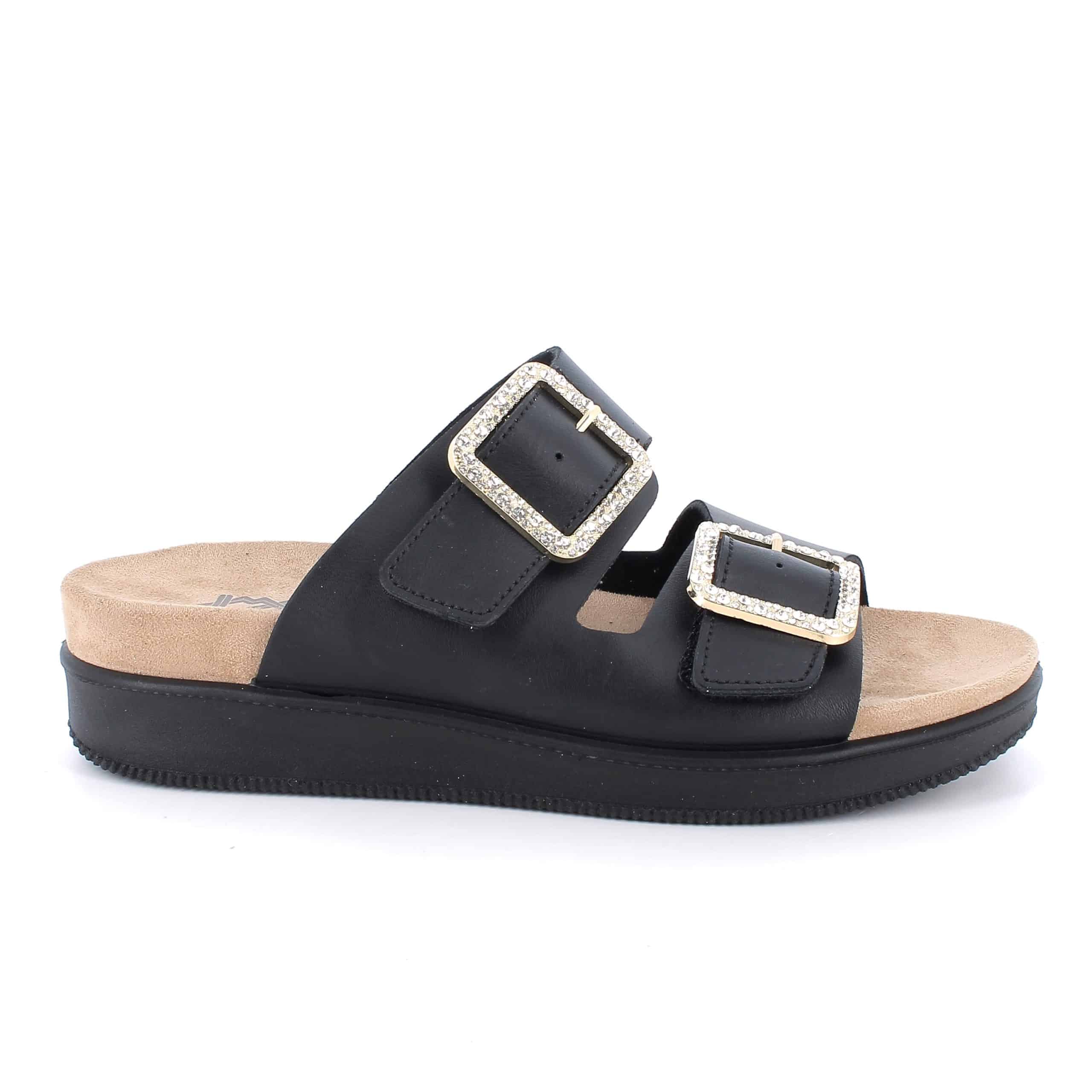 כפכפי עור עם אבזמים דקורטיביים. דגם קל עם מדרס אורטופדי רך, סוליה גמישה ובלימת זעזועים לנוחות מקסימלית לאורך כל היום. תוצרת איטליה.