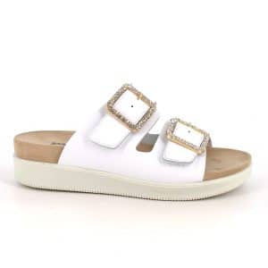 כפכפי עור עם אבזמים דקורטיביים. דגם קל עם מדרס אורטופדי רך, סוליה גמישה ובלימת זעזועים לנוחות מקסימלית לאורך כל היום. תוצרת איטליה.