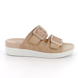 פכפי עור עם אבזמים דקורטיביים. דגם קל עם מדרס אורטופדי רך, סוליה גמישה ובלימת זעזועים לנוחות מקסימלית לאורך כל היום. תוצרת איטליה.