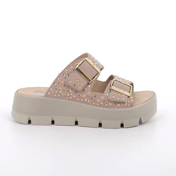 כפכף קל עם מדרס אורטופדי רך, סוליה גמישה ובלימת זעזועים לנוחות מקסימלית לאורך כל היום. תוצרת איטליה.