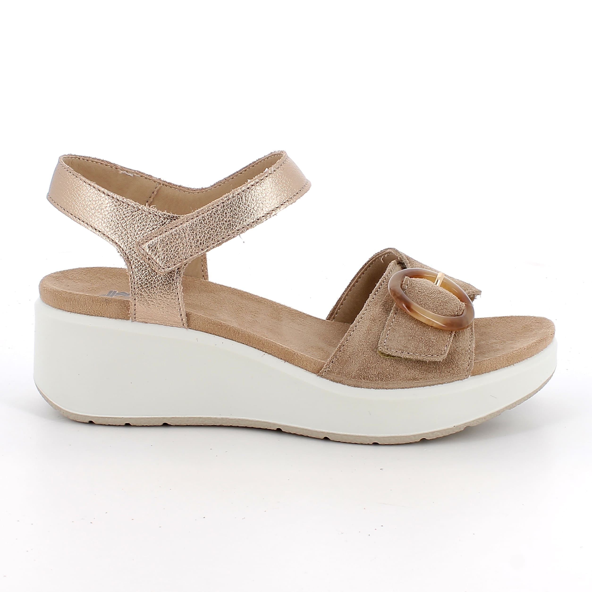 סנדלי עור עם אבזם דקורטיבי. דגם קל עם מדרס רך, סוליה גמישה ובלימת זעזועים לנוחות מקסימלית לאורך כל היום. תוצרת איטליה.