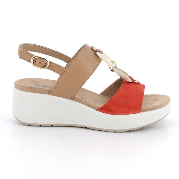 סנדלי עור בשילוב רצועה דקורטיבית. דגם קל עם מדרס רך, סוליה גמישה ובלימת זעזועים לנוחות מקסימלית לאורך כל היום. תוצרת איטליה