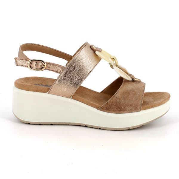 סנדלי עור בשילוב רצועה דקורטיבית. דגם קל עם מדרס רך, סוליה גמישה ובלימת זעזועים לנוחות מקסימלית לאורך כל היום. תוצרת איטליה