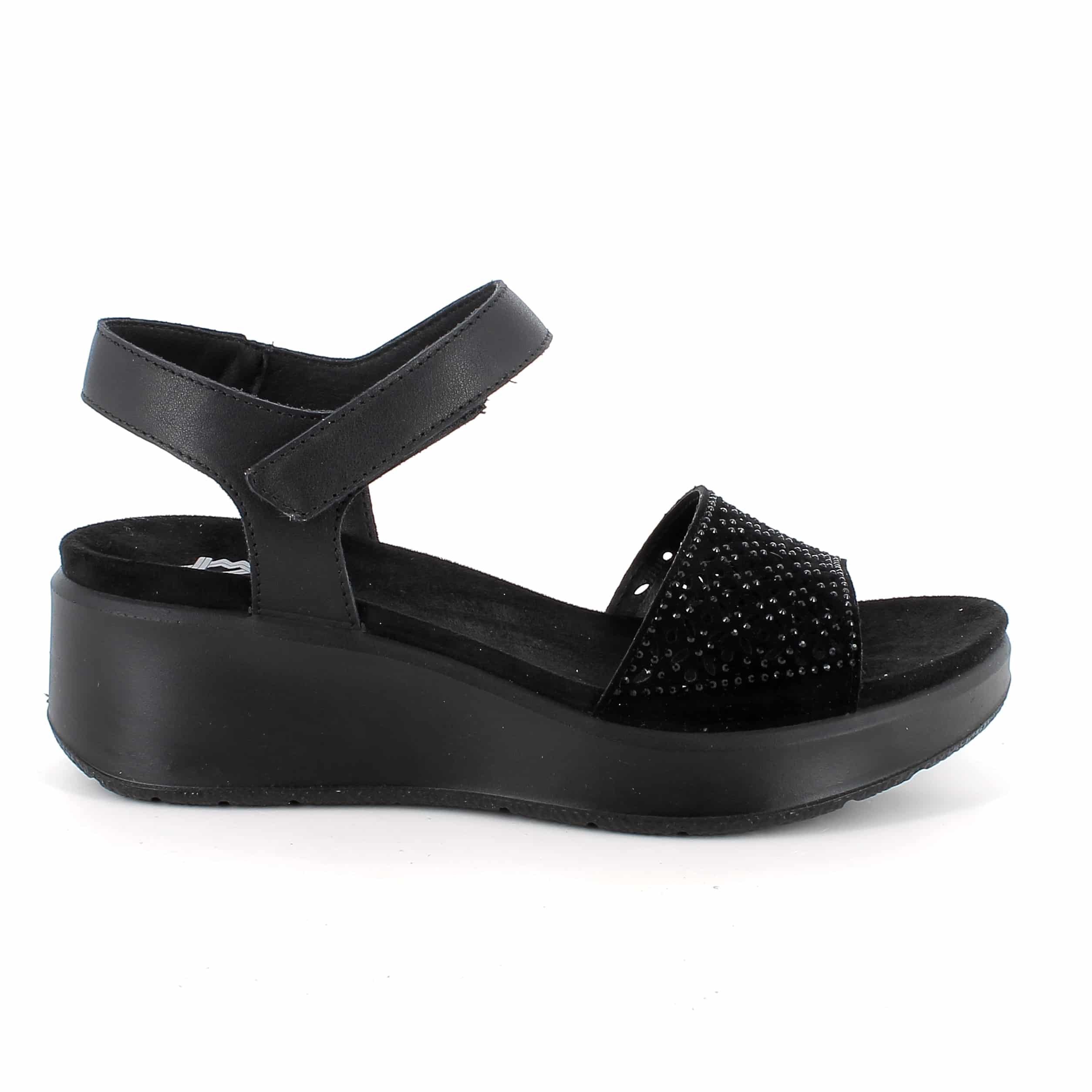 סנדלי עור עם רצועת סקוץ' לנעילה קלה ויציבה. דגם קל עם מדרס רך, סוליה גמישה ובלימת זעזועים לנוחות מקסימלית לאורך כל היום. תוצרת איטליה