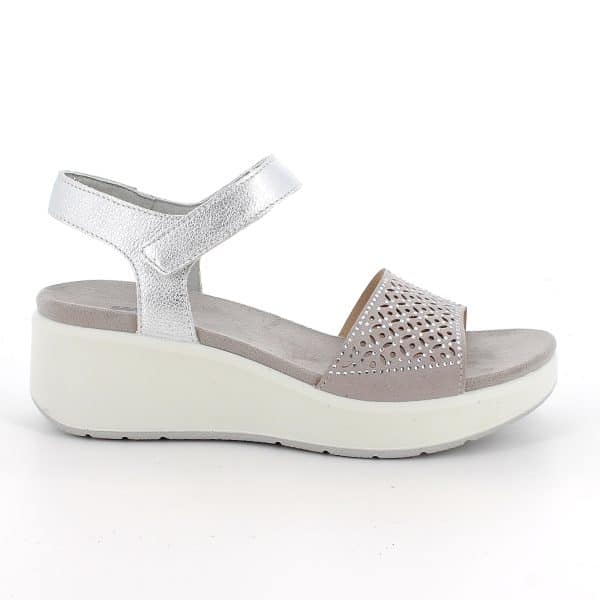 סנדלי עור עם רצועת סקוץ' לנעילה קלה ויציבה. דגם קל עם מדרס רך, סוליה גמישה ובלימת זעזועים לנוחות מקסימלית לאורך כל היום. תוצרת איטליה.