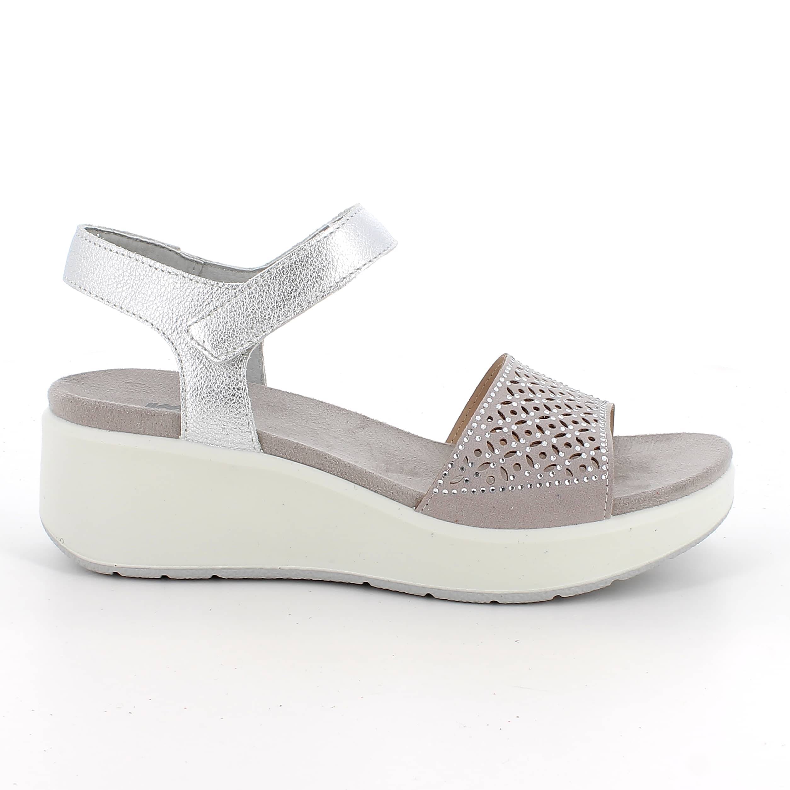 סנדלי עור עם רצועת סקוץ' לנעילה קלה ויציבה. דגם קל עם מדרס רך, סוליה גמישה ובלימת זעזועים לנוחות מקסימלית לאורך כל היום. תוצרת איטליה.