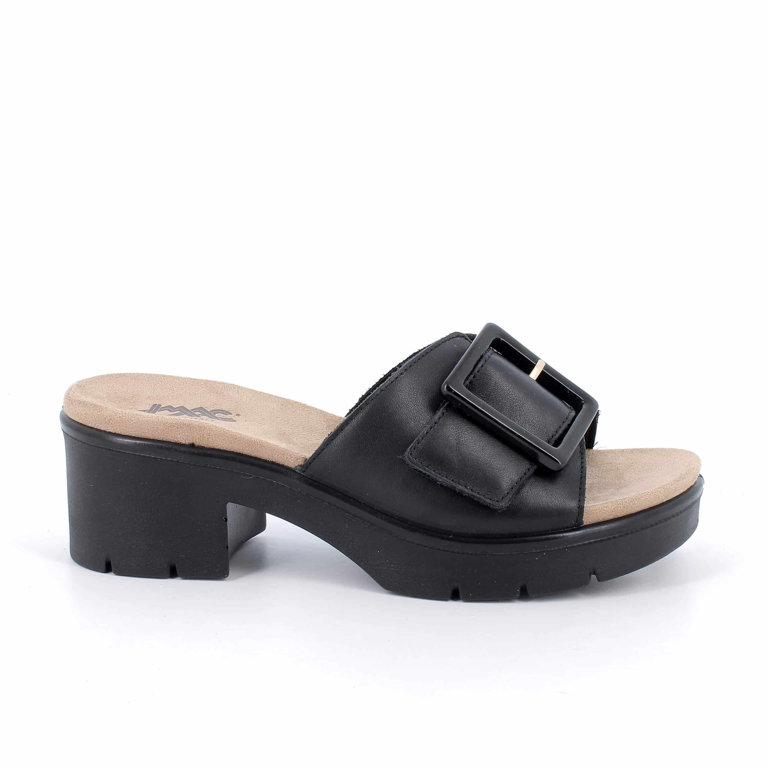 כפכפי עור עם אבזם דקורטיבי. דגם קל עם מדרס רך, סוליה גמישה ובלימת זעזועים לנוחות מקסימלית לאורך כל היום. תוצרת איטליה