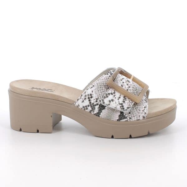 כפכפי עור עם אבזם דקורטיבי. דגם קל עם מדרס רך, סוליה גמישה ובלימת זעזועים לנוחות מקסימלית לאורך כל היום. תוצרת איטליה.