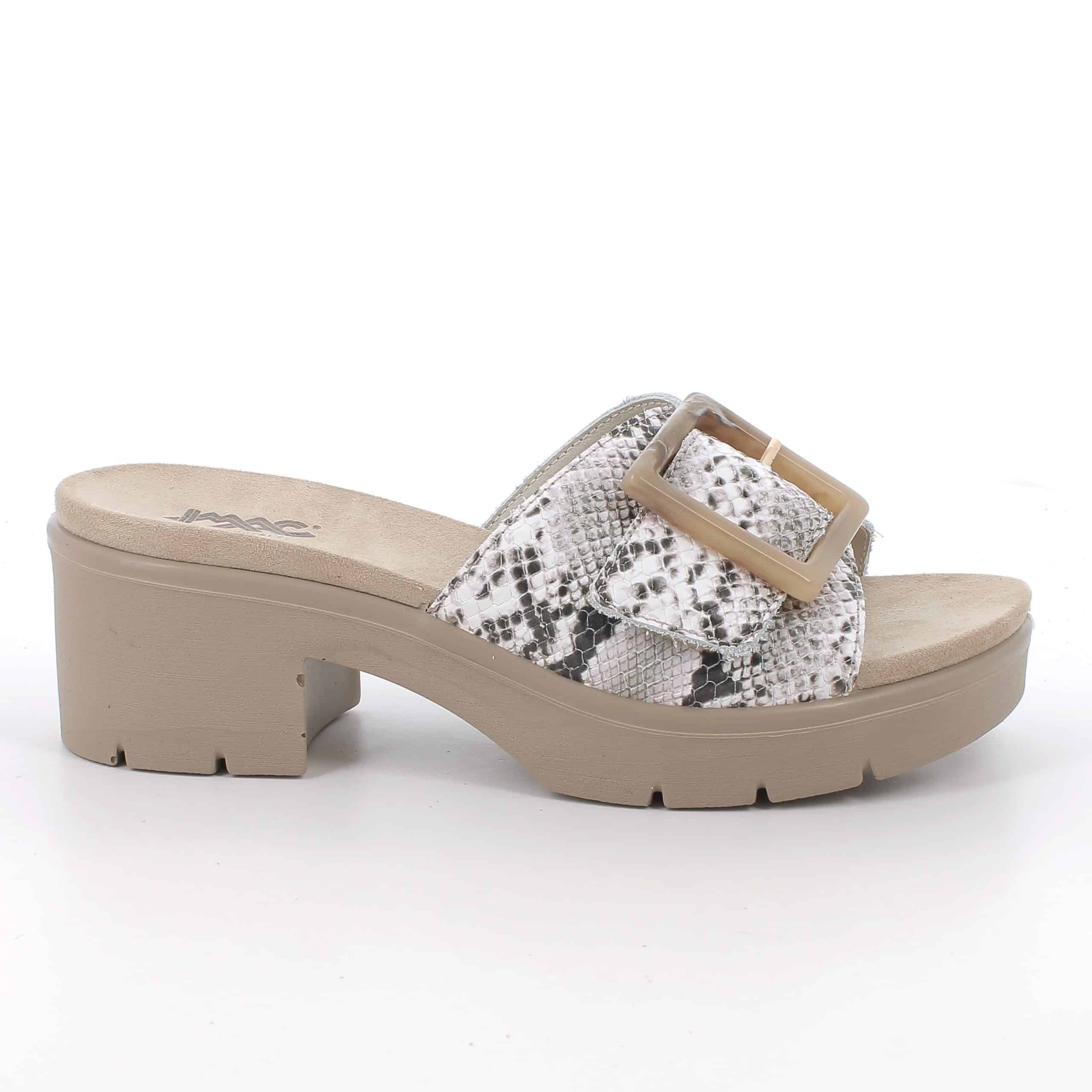 כפכפי עור עם אבזם דקורטיבי. דגם קל עם מדרס רך, סוליה גמישה ובלימת זעזועים לנוחות מקסימלית לאורך כל היום. תוצרת איטליה.