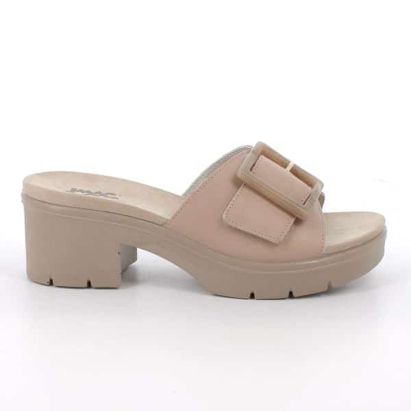 כפכפי עור עם אבזם דקורטיבי. דגם קל עם מדרס רך, סוליה גמישה ובלימת זעזועים לנוחות מקסימלית לאורך כל היום. תוצרת איטליה.