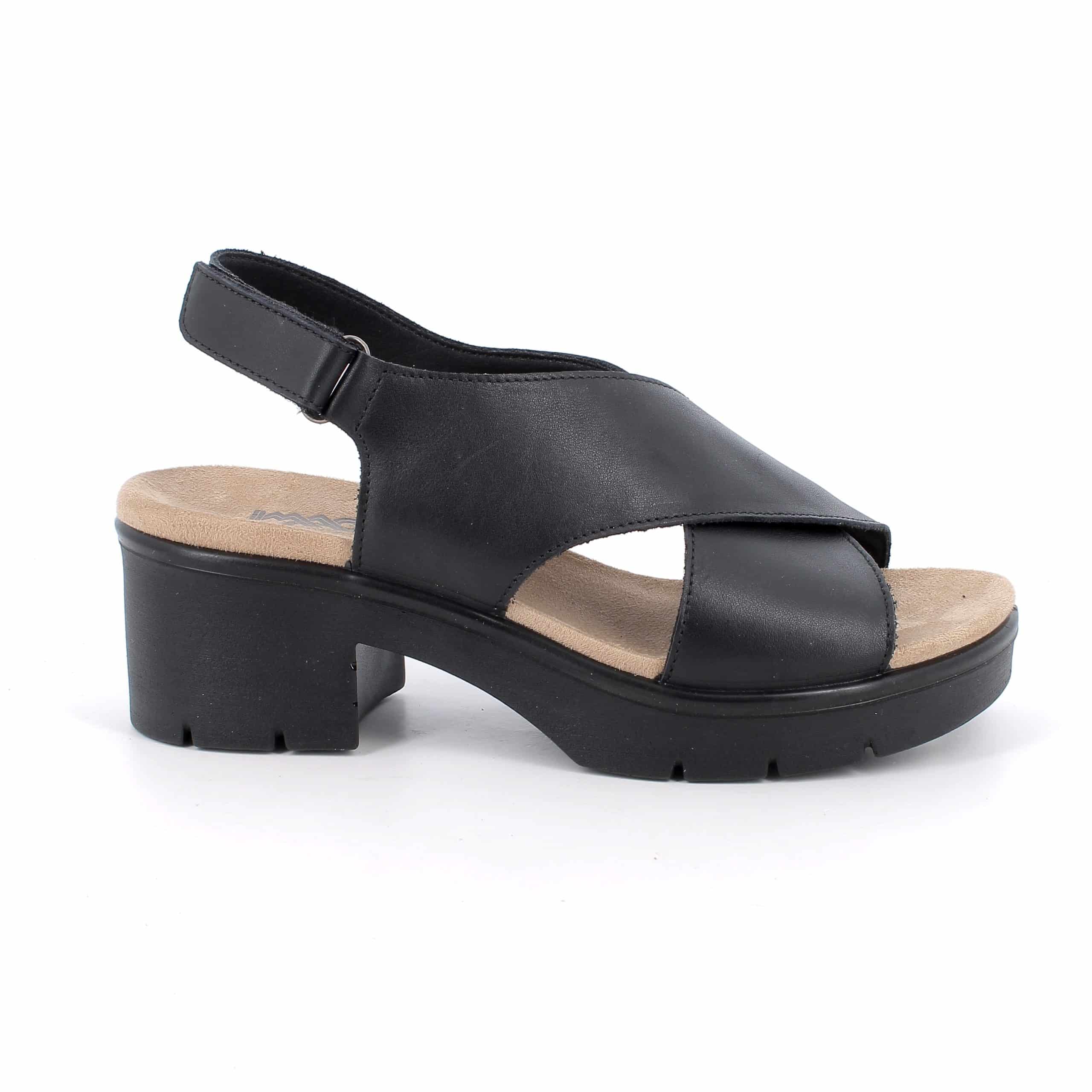 סנדלי עור עם עקב נוח ויציב. דגם קל עם מדרס רך, סוליה גמישה ובלימת זעזועים לנוחות לאורך כל היום. תוצרת איטליה