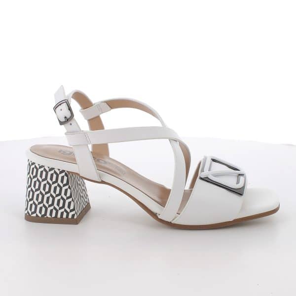 סנדלי עור בעיצוב אלגנטי עם עקב מעוצב. דגם עם מדרס רך ונעים למגע, לנוחות לאורך כל היום. תוצרת איטליה.