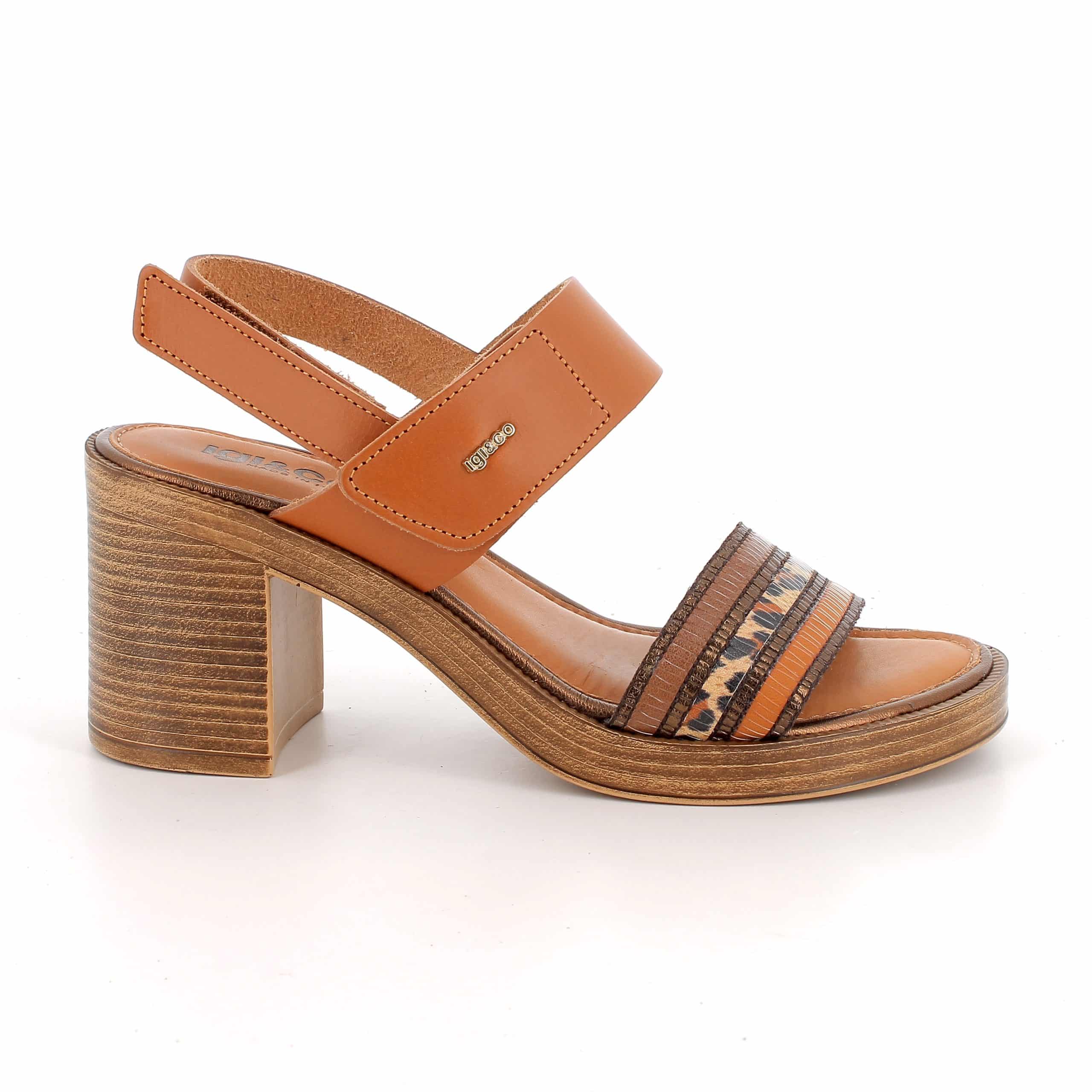 סנדלי עור בעיצוב אלגנטי עם עקב יציב. דגם עם מדרס רך במיוחד, לנוחות מקסימלית לאורך כל היום. תוצרת איטליה.